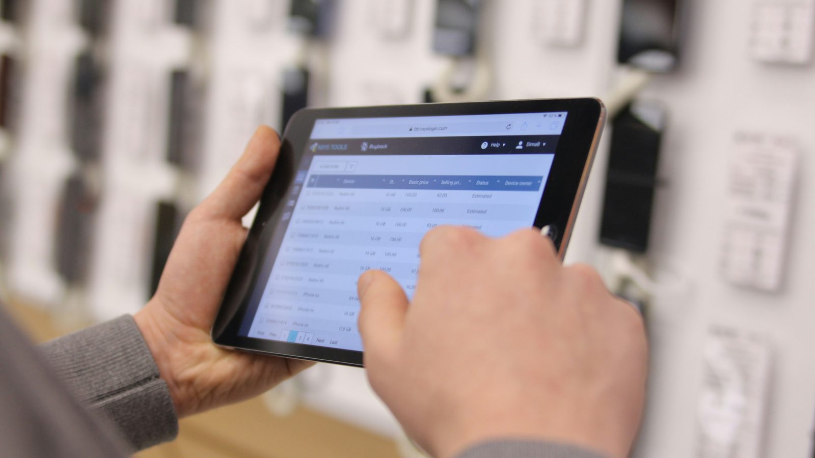 Mitarbeiter prüft auf einem Tablet eine Übersicht von Bestellungen und Lagerbestand